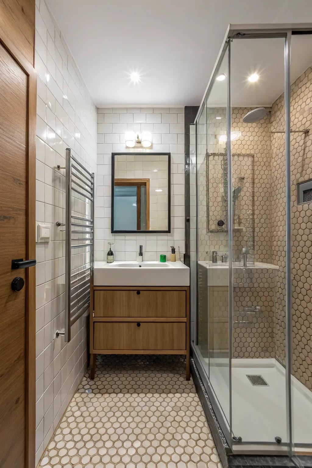 Dividing with tiles is effective in organizing small spaces.