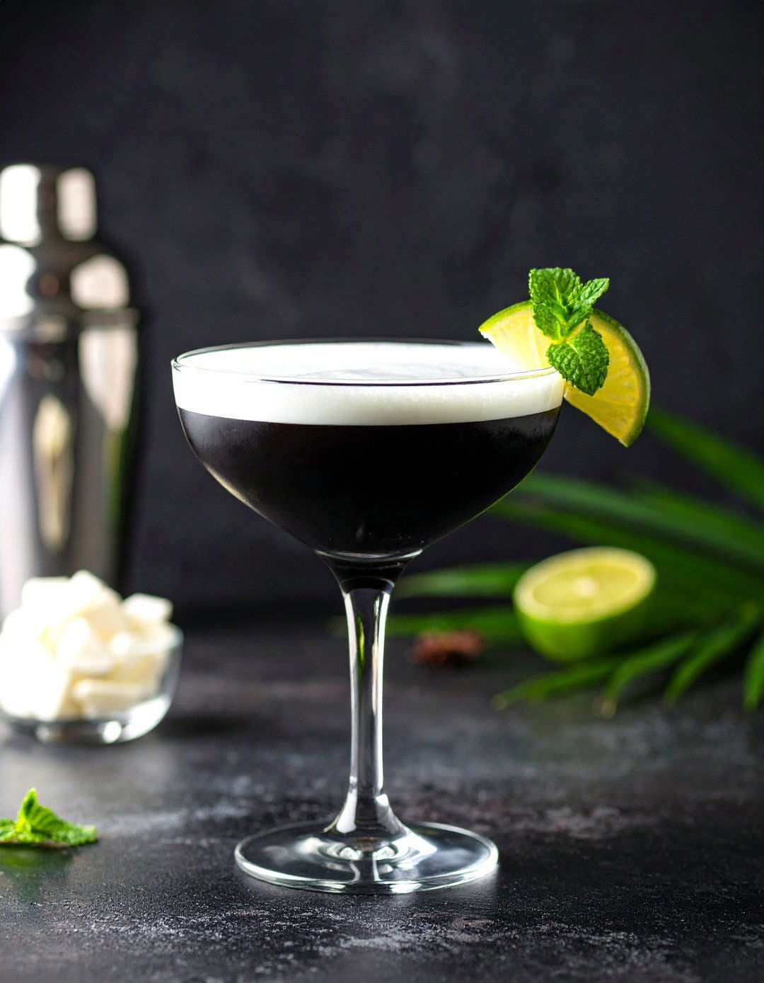 Black and White Wedding Cocktails with Dark Elegance - 20 Black and White Wedding Ideas